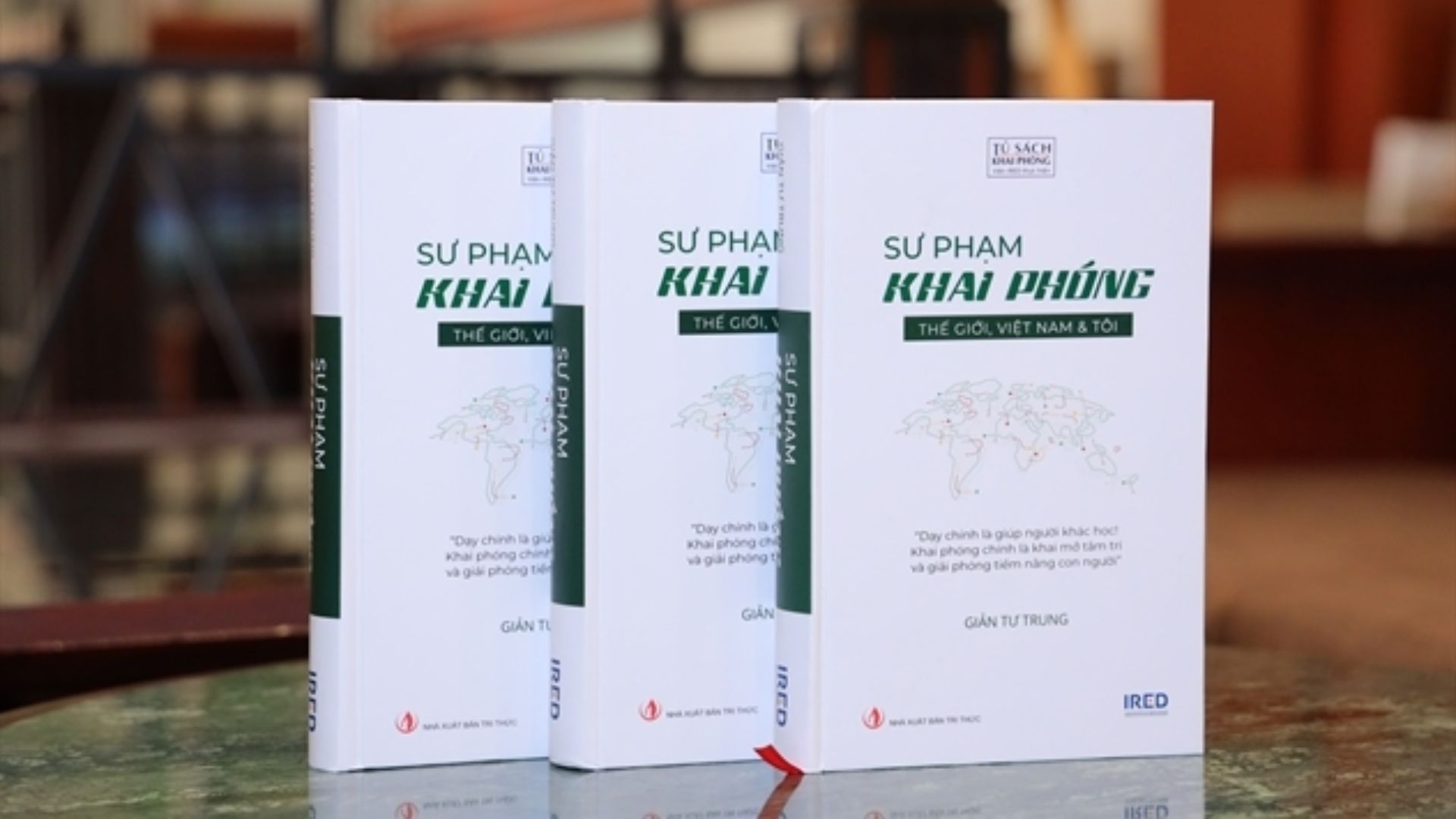 huyen-uy-hung-ha-tiep-nhan-sach-giao-duc-toan-nganh-sach-su-pham-khai-phong