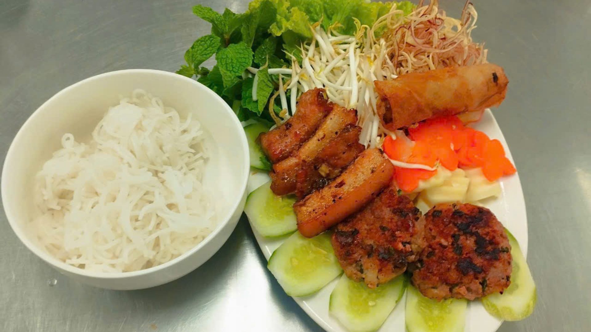 chat-luong-an-toan-thuc-pham-suat-an-cong-nghiep-tron-goi.jpg